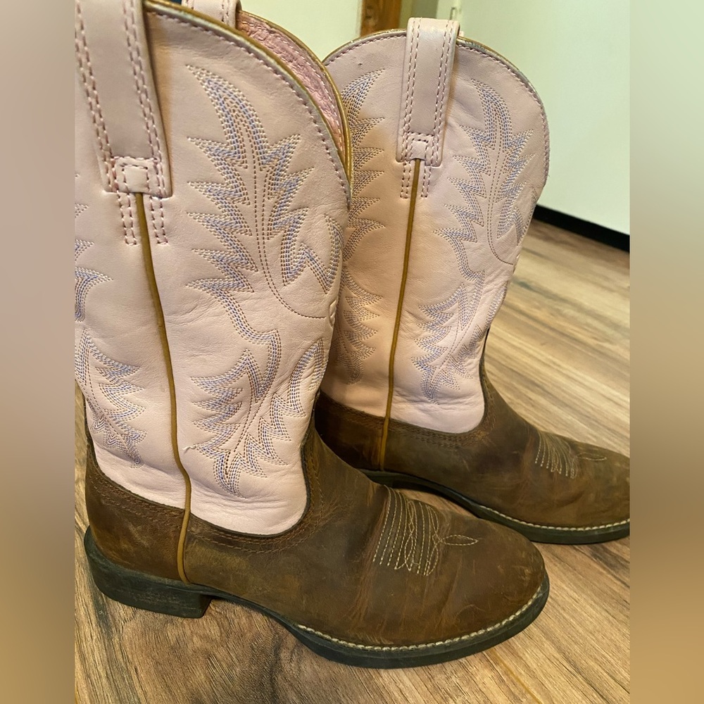 Ariat ladies boots, 6.5 B, rustic brown and pink